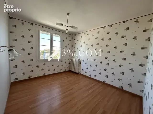 Maison de 117m2 avec deux garages et dépendances sur 960m2 d - photo 8