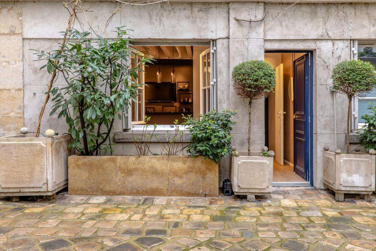 Appartement à PARIS-1E