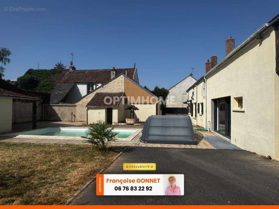 LONGERE de 215 m² - 6 pièces - 4 chambres - Piscine - 275 000 € - LAPAN - photo 3