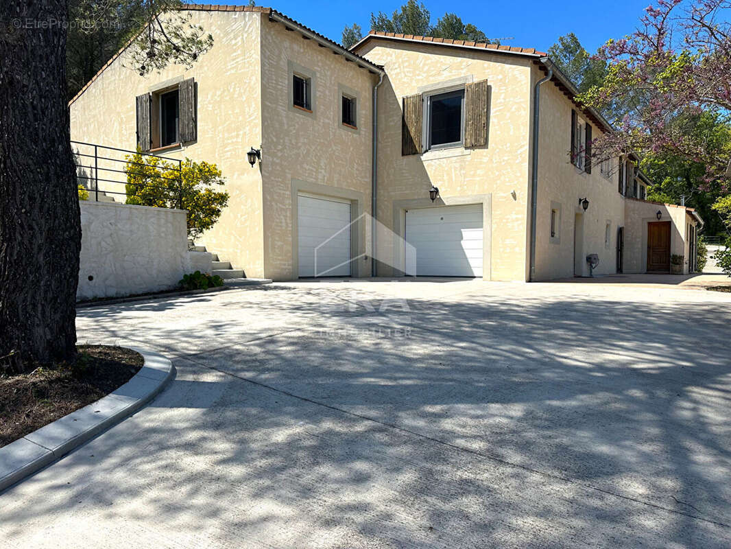 Maison à SIMIANE-COLLONGUE