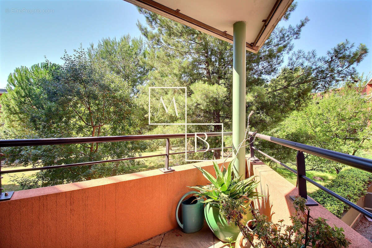 À vendre, Croix d'Argent, T4 de 101,46 m2 loi carrez avec 3 chambres, terrasse, loggia, garage et parking - photo 8