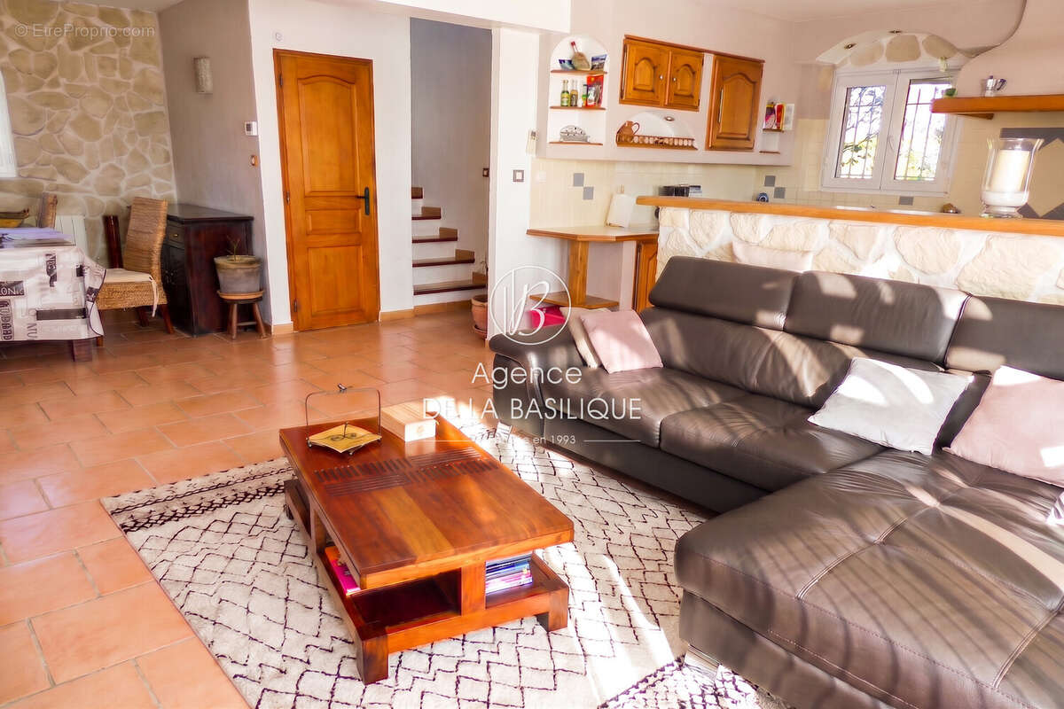 Maison 130 m² à Saint-Maximin-La-Sainte-Baume  - photo 5