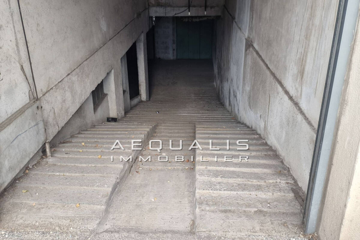 Parking à SAINT-LAURENT-DU-VAR