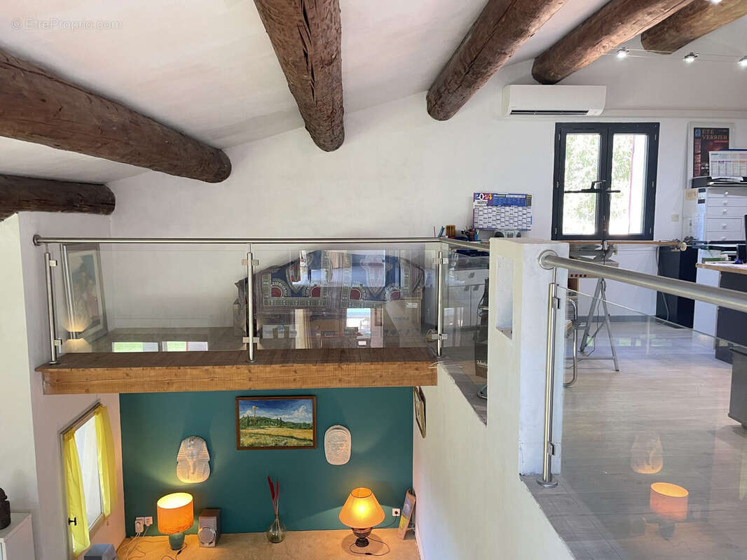 Dickjan POPPEMA d' eXp France vous propose cette magnifique villa avec 5 chambres, grande salon, piscine, grand jardin