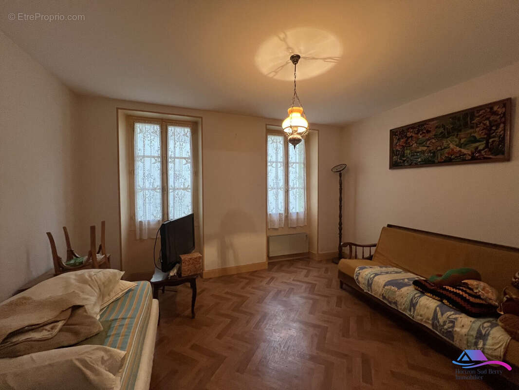 SALON/ CHAMBRE - Maison à CHATEAUMEILLANT