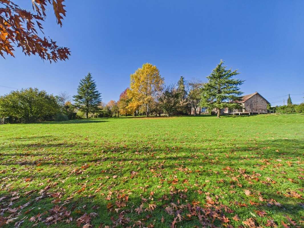 Maison à SAINT-YRIEIX-LA-PERCHE