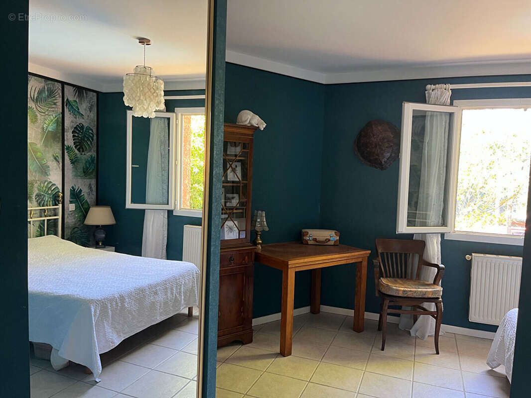 Maison contemporaine de plain-pied avec piscine et dépendance dans un environnement calme et paisible - photo 8