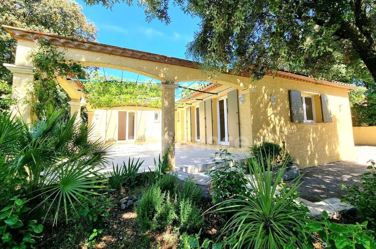 Villa de plain-pied de 156m² avec 6 pièces + une dépendance - Terrain arboré de 1400m² avec Piscine - (34160) - photo 3
