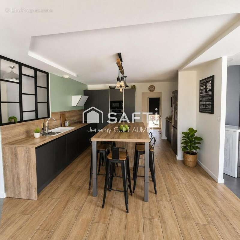Maison 138 m² à Saint-Christophe  - photo 2