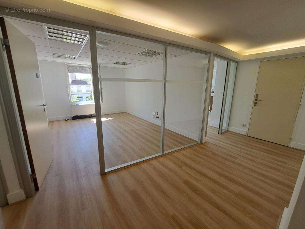 Local d'activité de 213 m² à Villeurbanne au prix de vente de 491 000 - photo 6