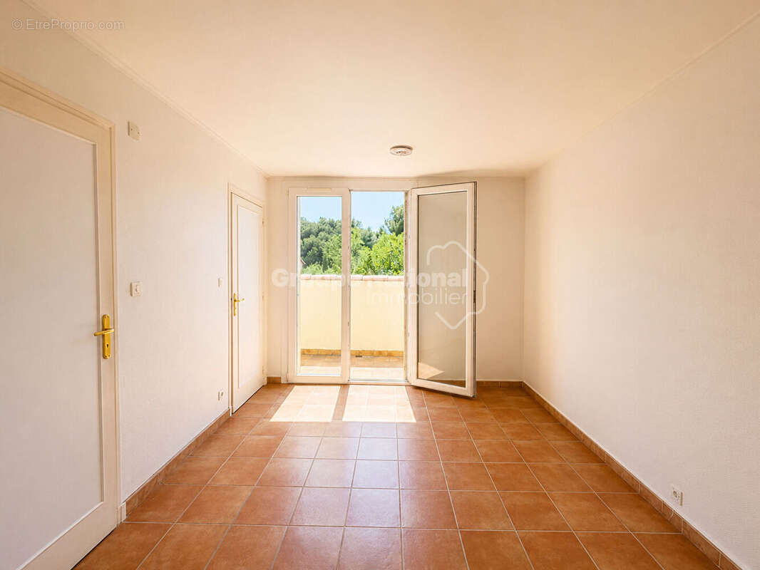 ENSUES LA REDONNE: Villa de type 6 de 142 m2 sur un terrain de 1066 m2. - photo 8