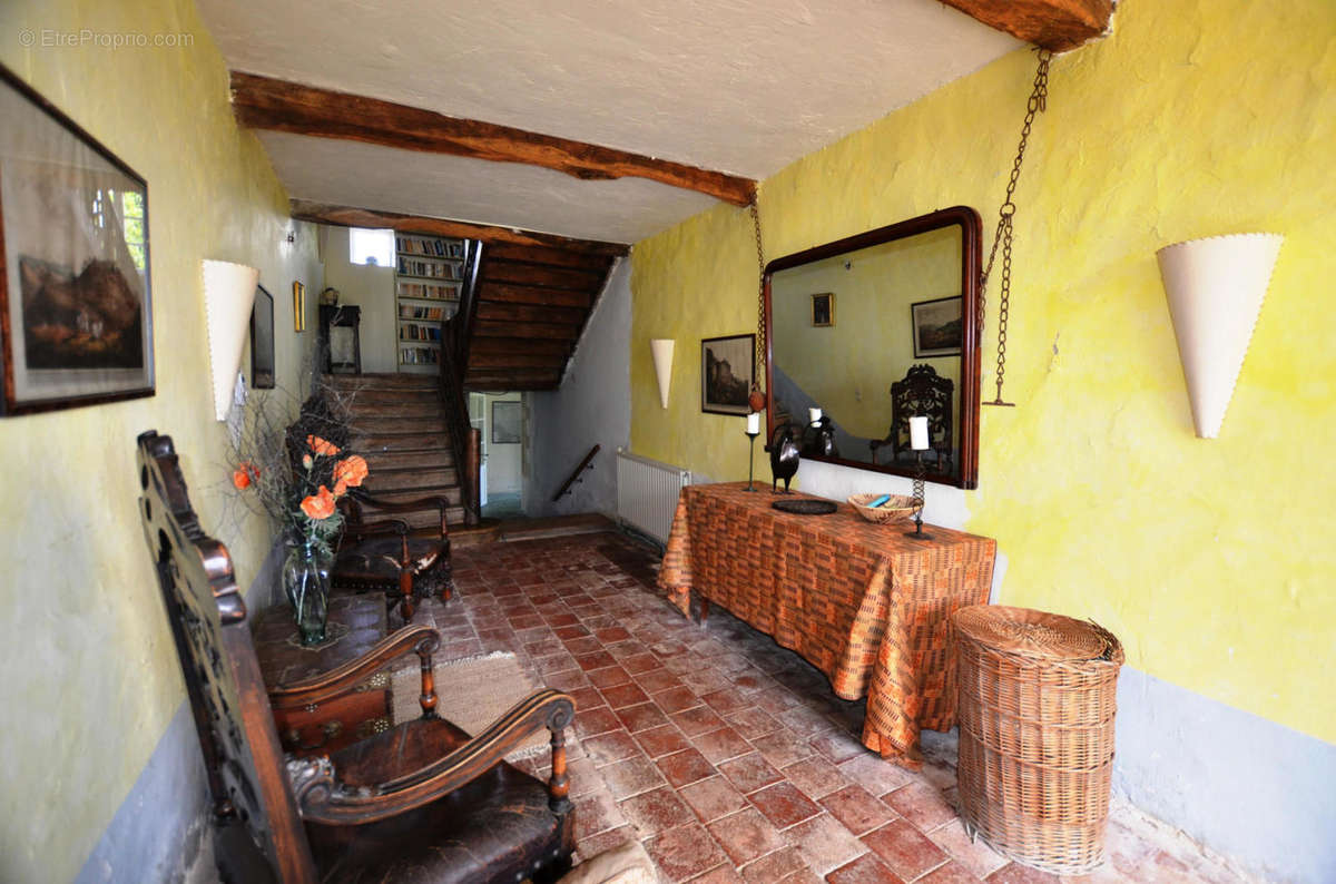 10 Hall d'entree - Entrance hall 2 - Maison à VIC-FEZENSAC