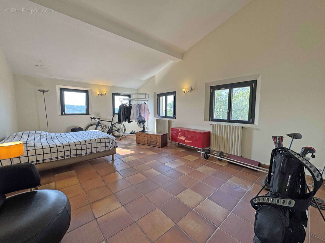 EXCLUSIVITE St JEANNET - Villa de 160 m2 avec piscine et vue dégagée - photo 13