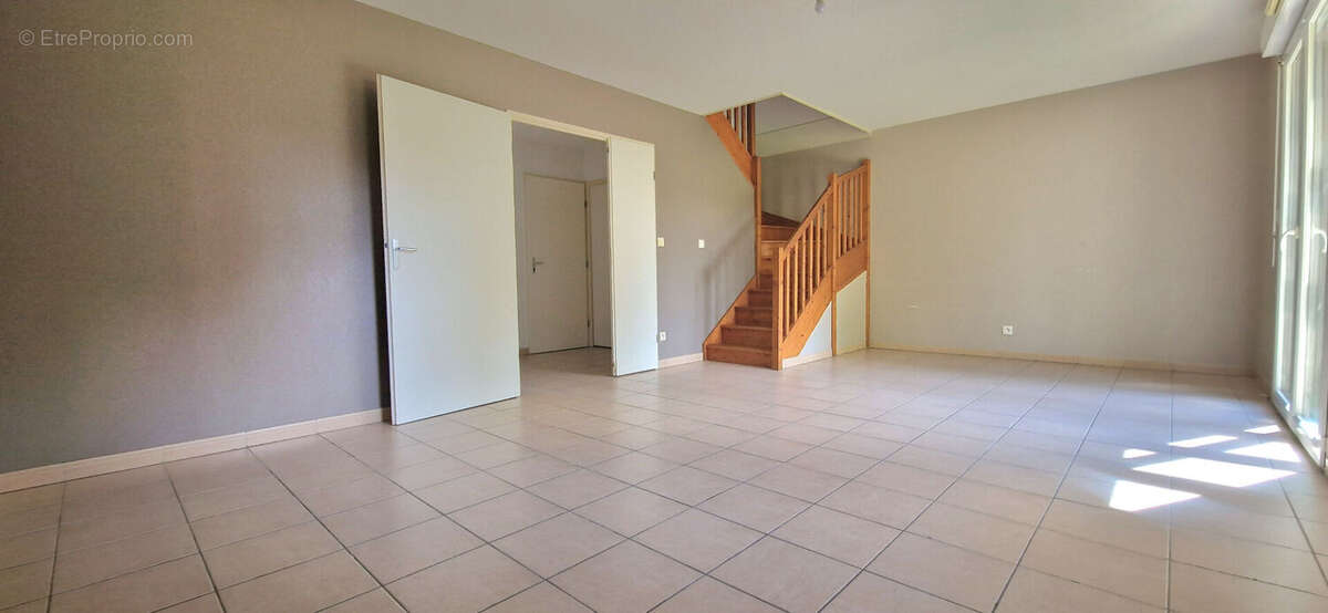 Maison à SAINT-YZAN-DE-SOUDIAC