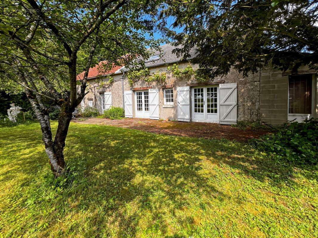  Propriété de caractère sur un parc arboré et boisé de 8000 m²  - photo 2