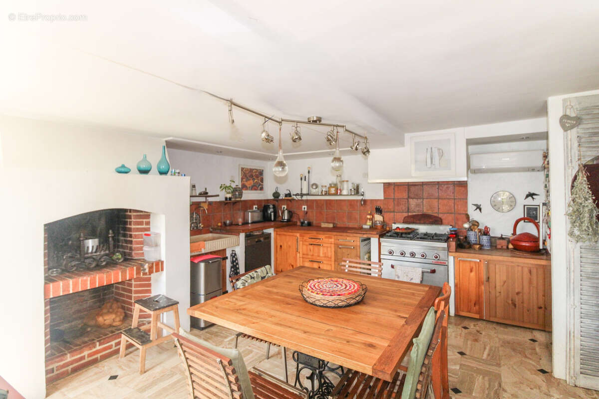 Entre Dreux et Villemeux-sur-Eure, longère de 6 pièces sur un jardin clos d'env. 570 m2. - photo 6