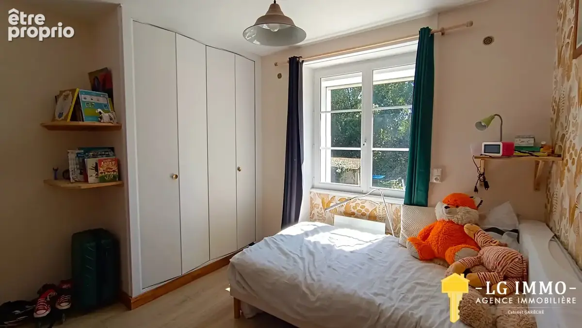 Maison en pierres rénovée de 180 m2, 5 chambres sur terrain clos et arboré de 1750 m2. - photo 8