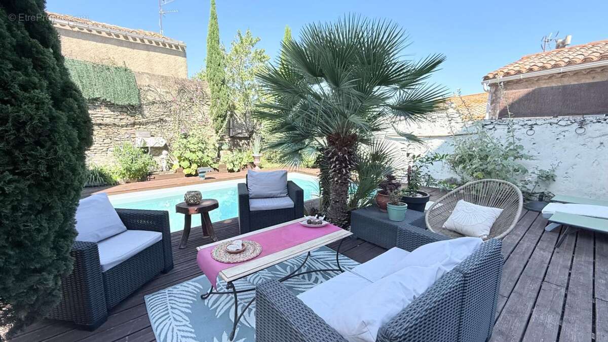 Demeure de caractère en pierres ! 320 m² habitables avec piscine sur une parcelle totale de 517m²+ Appartement T3 indépendant lo - photo 2