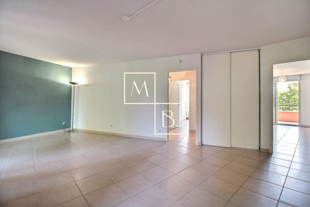À vendre, Croix d'Argent, T4 de 101,46 m2 loi carrez avec 3 chambres, terrasse, loggia, garage et parking - photo 5