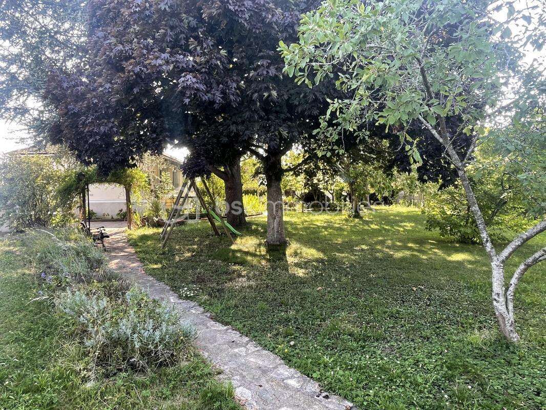 Très jolie maison sur sous-sol total avec son garage et son jardin arboré ! - photo 10