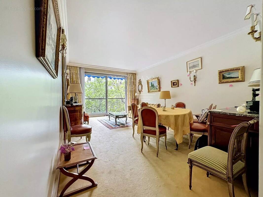 Appartement à PARIS-16E