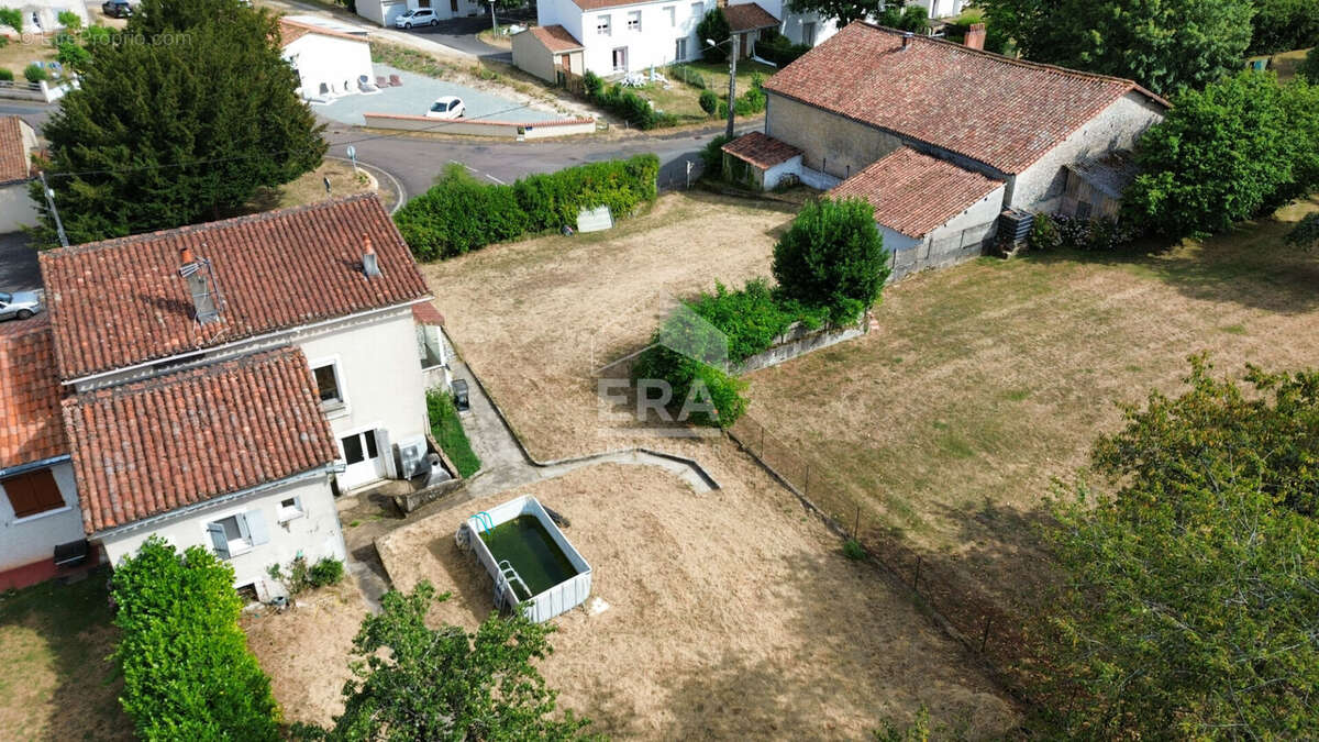 Maison 127 m² à Champagne-Mouton  - photo 2