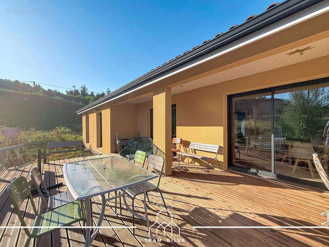 Maison 110 m² à Chambost-Longessaigne  - photo 2