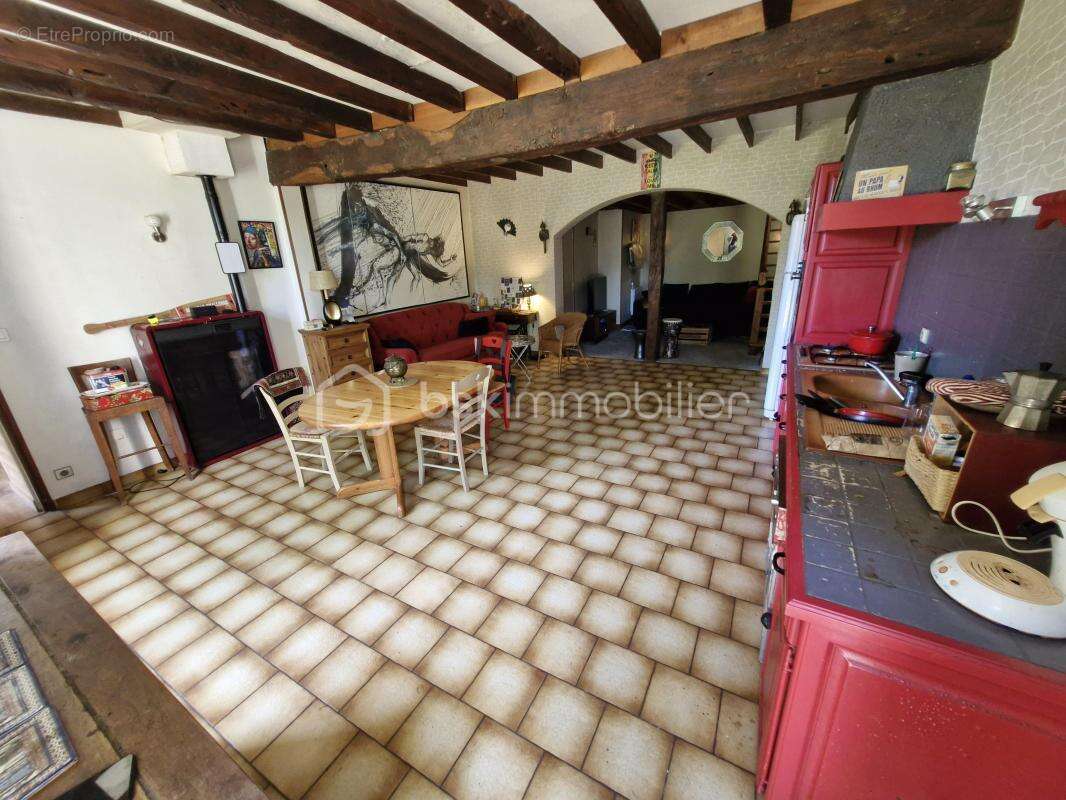 Charmante maison en pierre de 115m2 avec garage et dépendance sur son terrain clos de 800m2 à Camps-sur-l'Isle - photo 3