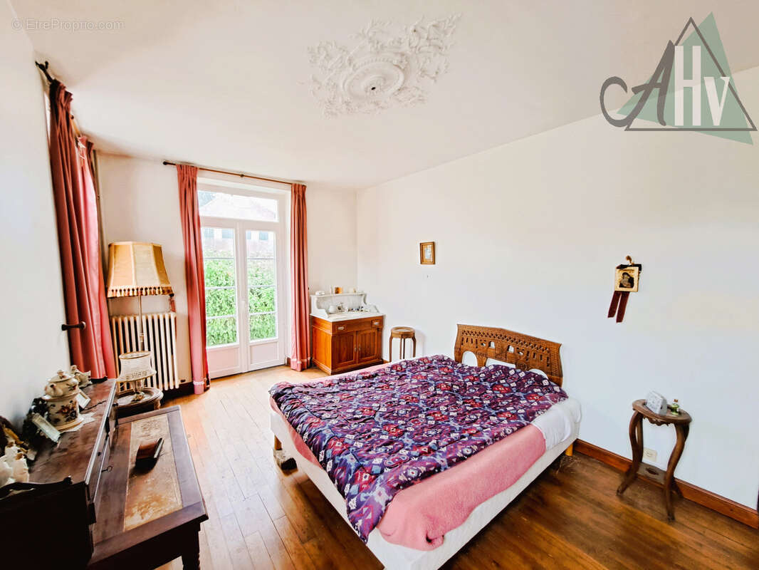 Exclusivité - Villeneuve la Guyard - Viager occupé - Maison de 146 m2 avec 3 chambres et beau jardin. - photo 7