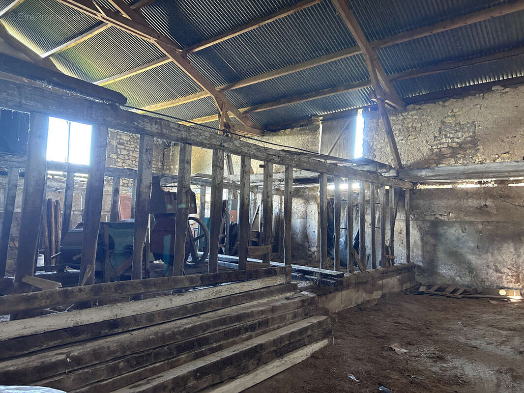 propriété située en  hameau Maison 100 m2 entièrement rénovée avec dépendances et terrain de plus d'un hectare - photo 36