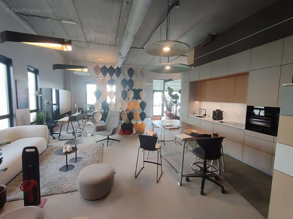 Commerce à VAULX-MILIEU