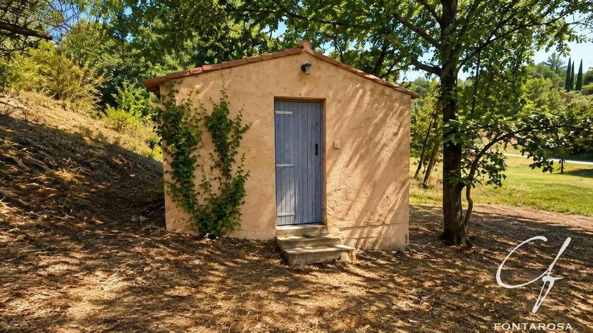 Fréjus – Quartier des Compassis  Maison rénovée de plain-pied avec mezzanine sur 1 811 m² de terrain - photo 12