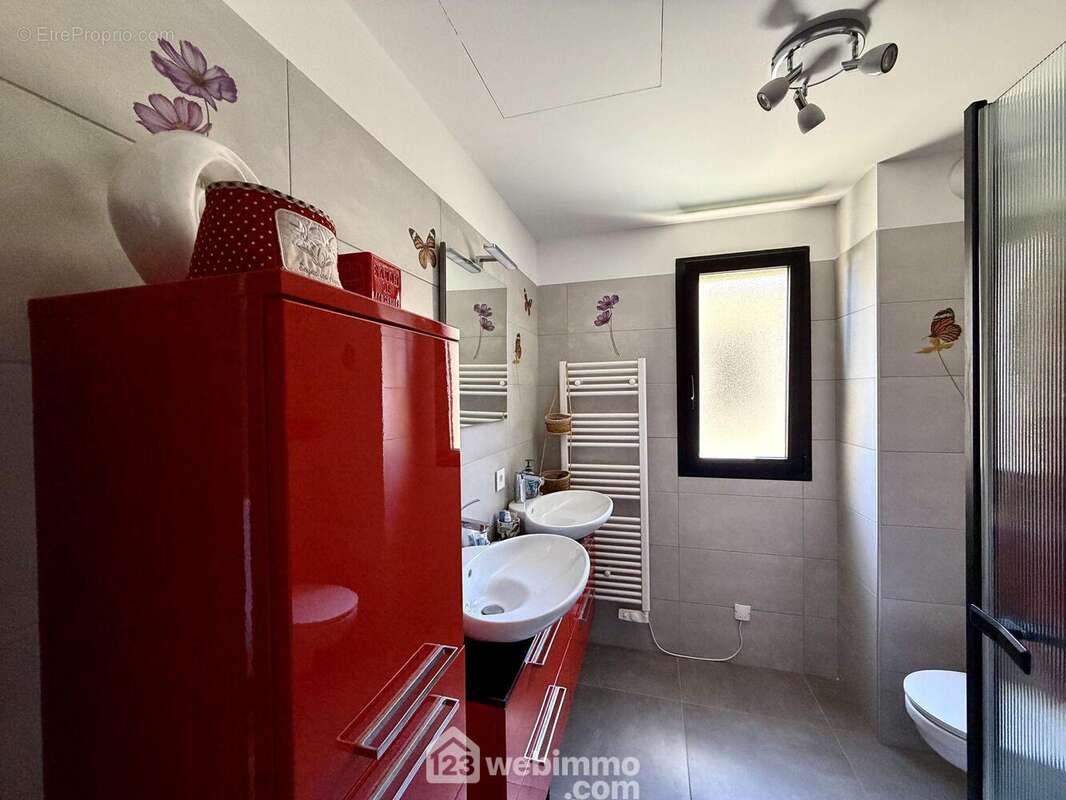Salle d'eau de 5 m2 avec fenêtre