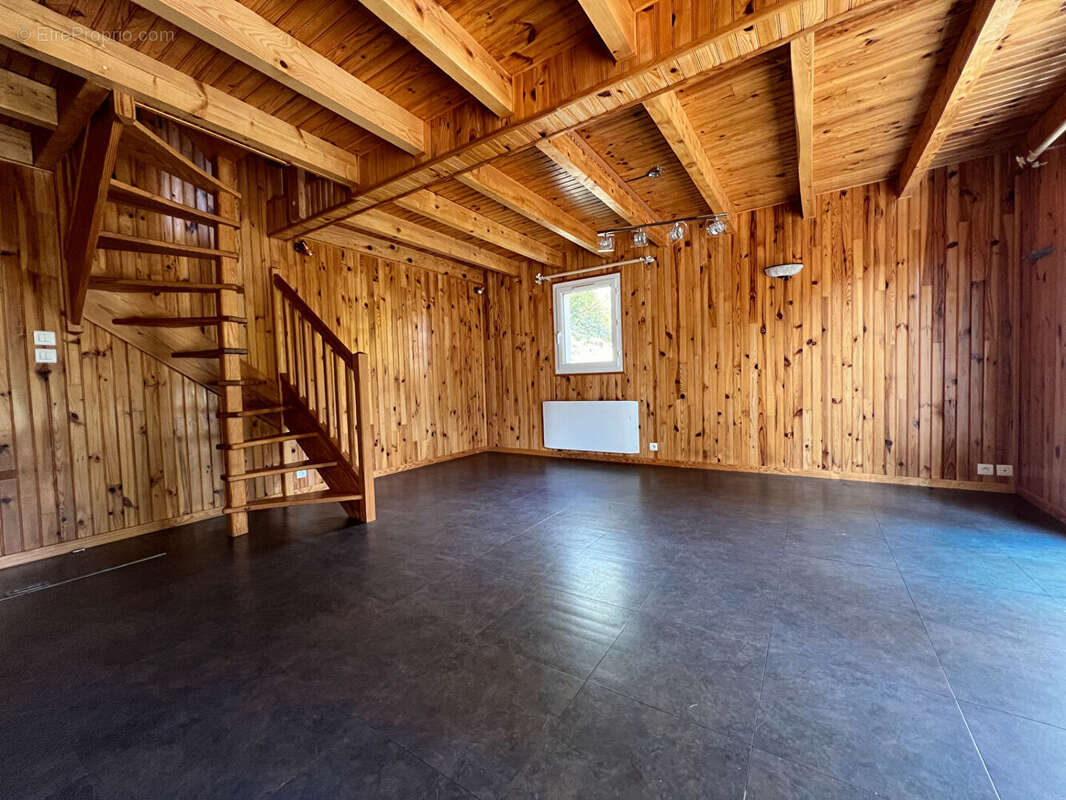 Maison à MANDAILLES-SAINT-JULIEN