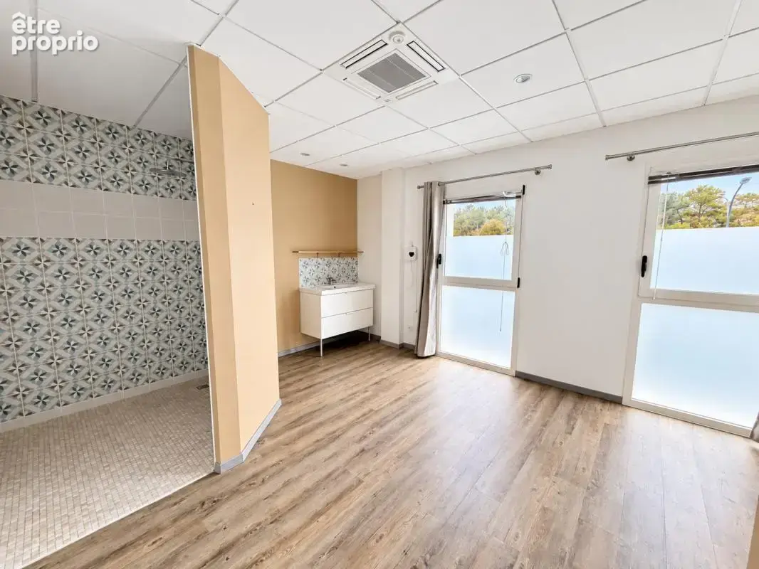 A PAREMPUYRE - Local de 81 m² avec parkings - photo 7