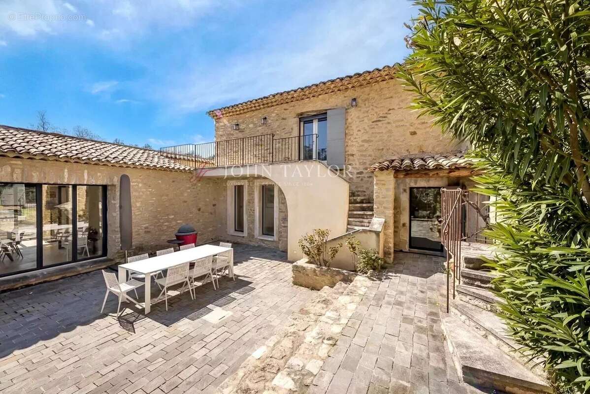 Maison à MENERBES