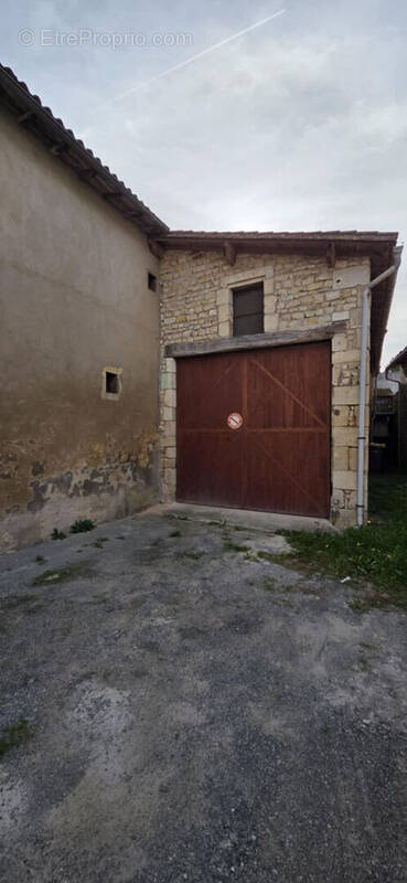 Parking à SAINT-MAIXENT-L&#039;ECOLE