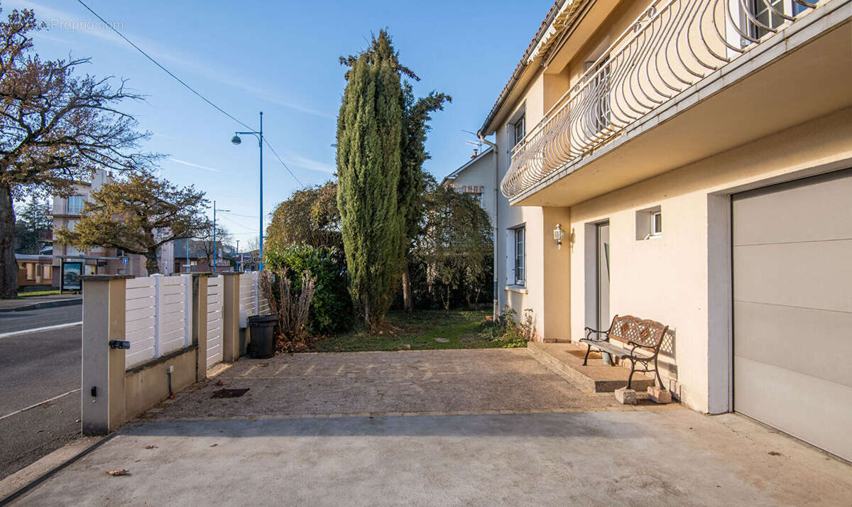 Maison à ONET-LE-CHATEAU