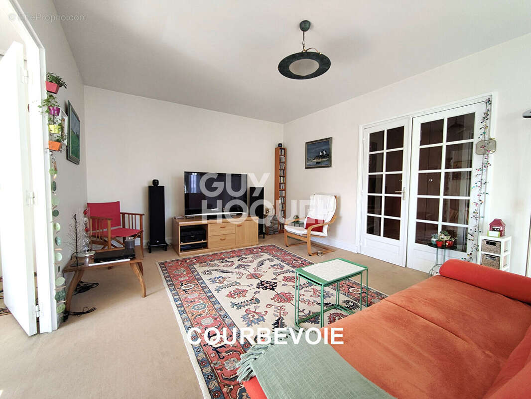 Appartement à COURBEVOIE