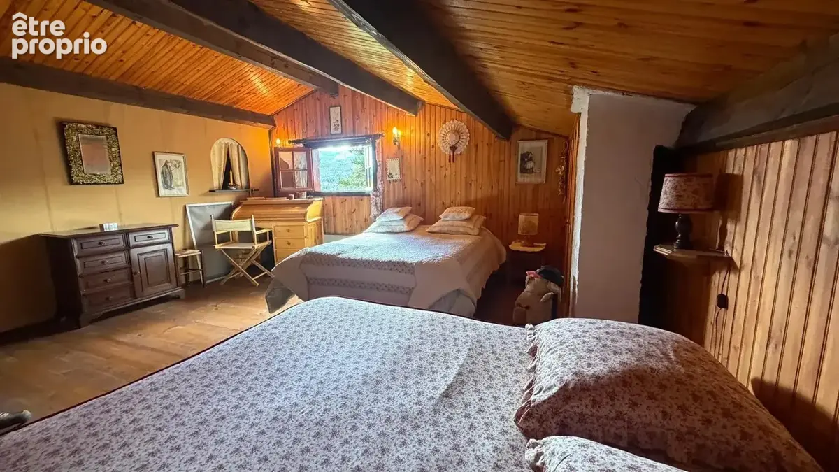 Chalet en bois avec terrasse plein sud et grand terrain arboré de 2 680 m² - photo 10