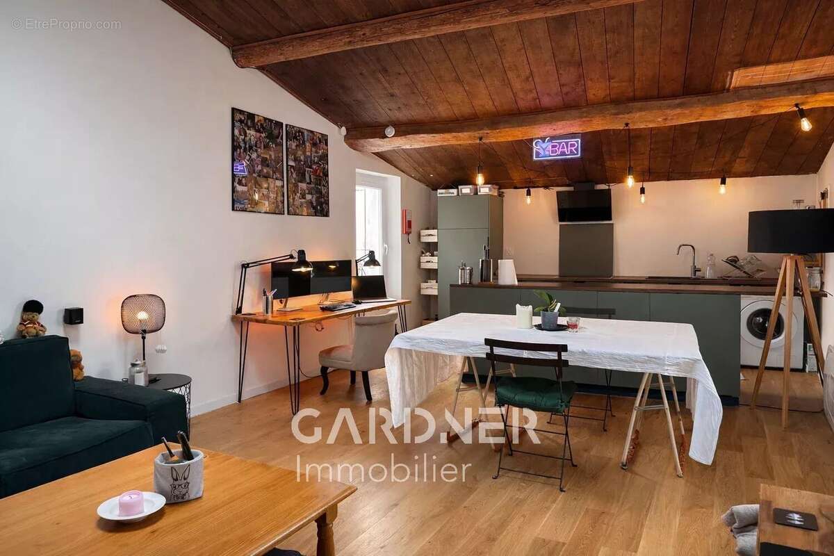 Appartement à ROQUEVAIRE