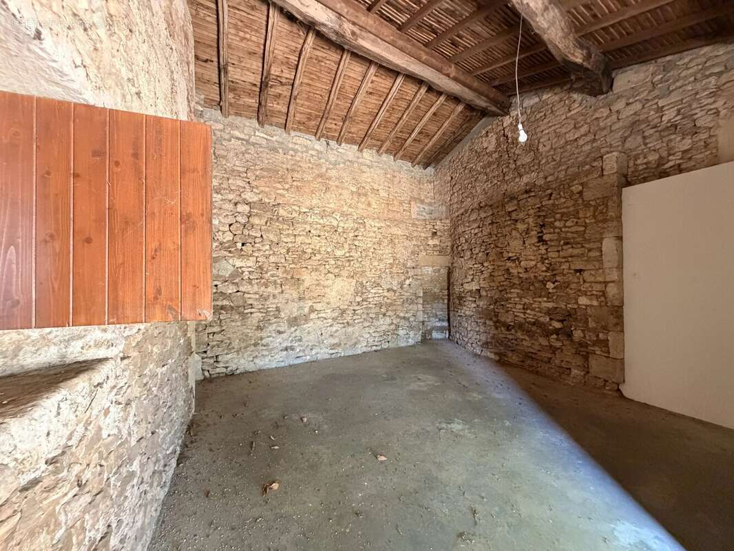 Charmante propriété de caractère avec plus de 2 hectares, grange, cave voûtée et dépendance aménageable à proximité de Ruffec - photo 19