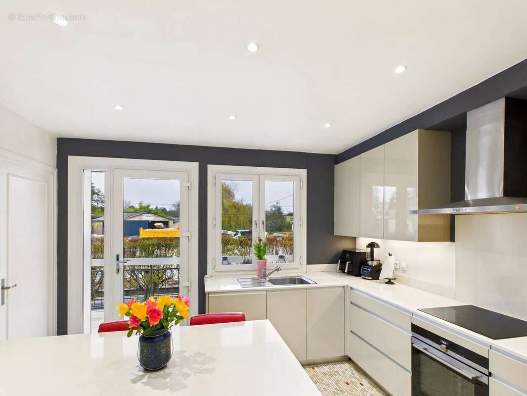 Belle Maison Présentée avec Appartement d’Amis, Piscine et Jardin Clos - photo 4