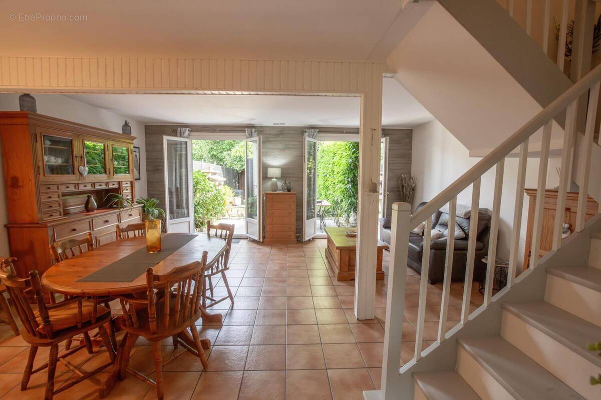 Photo 1 - Maison à LE MESNIL-SAINT-DENIS