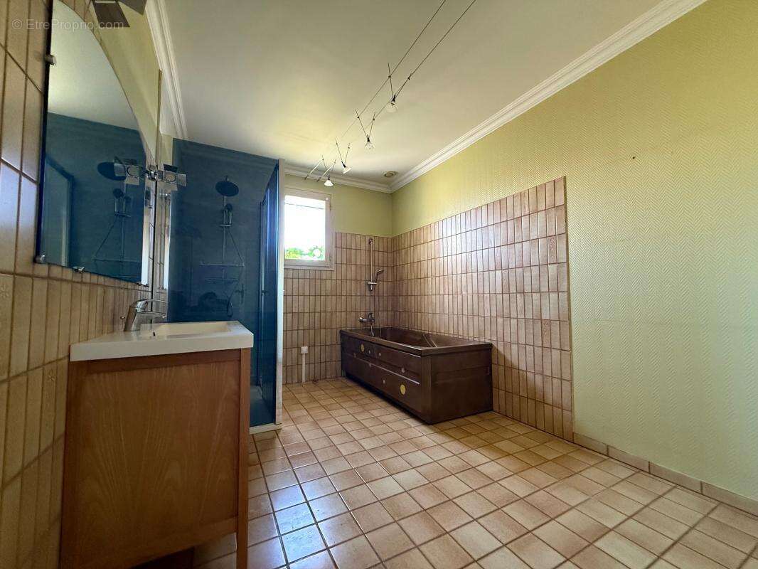 Maison à SAINT-ETIENNE-DE-FONTBELLON