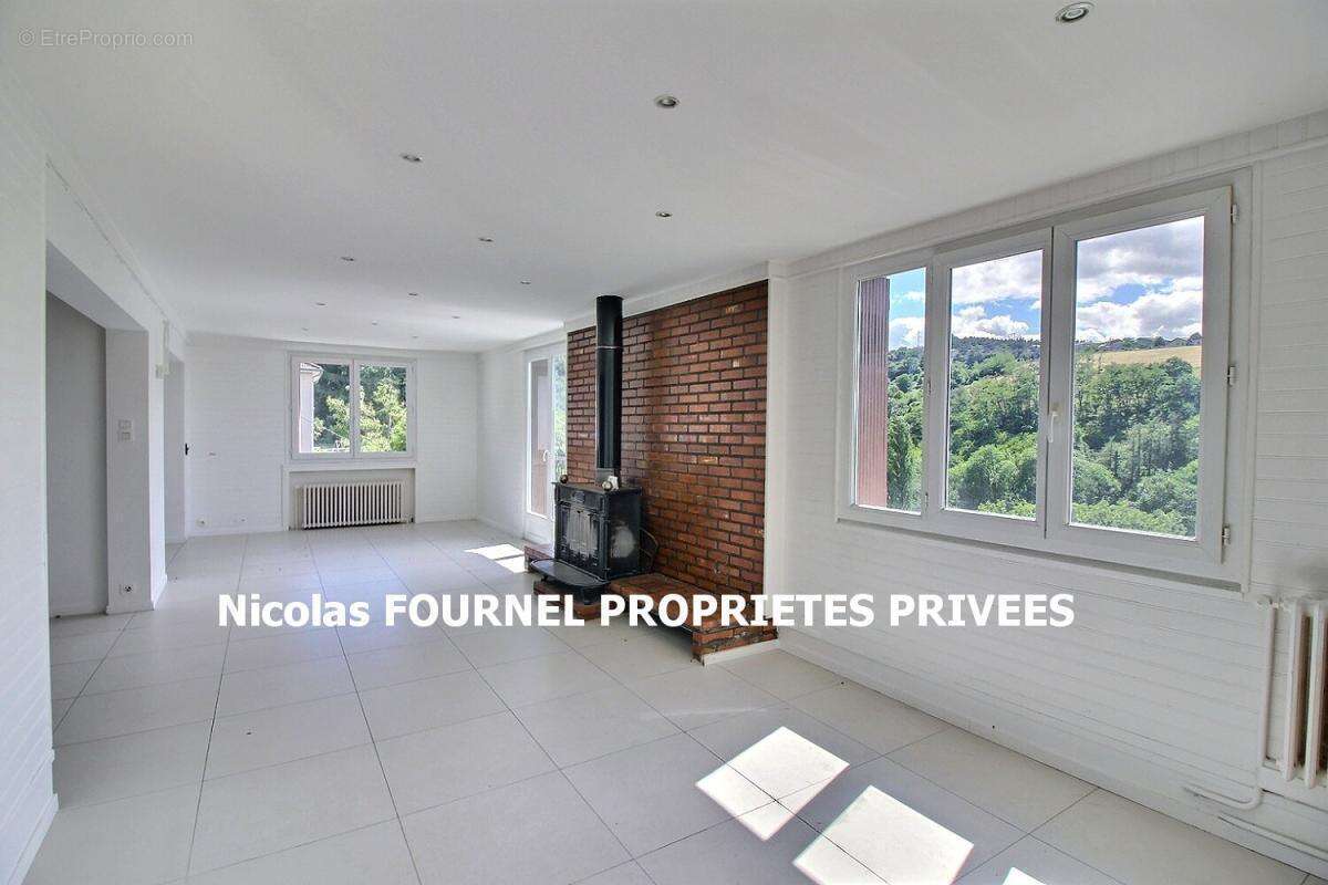 Maison à LE CHAMBON-FEUGEROLLES
