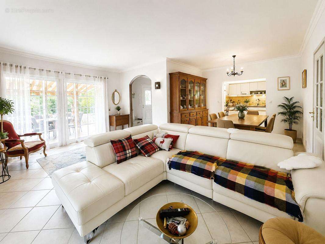 Digne-les-bains  maison familiale 4 pièces  117 m² et son vaste garage 55 m² m² avec vue dégagée sur les hauteurs 339 000 - photo 2