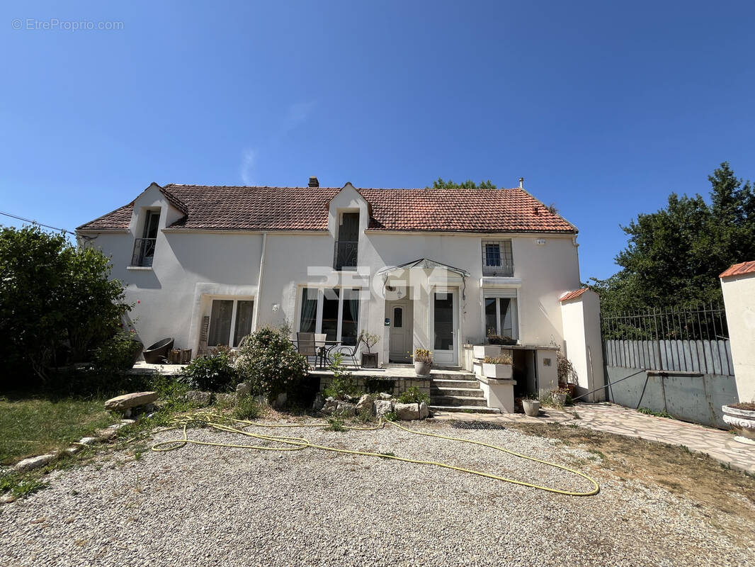 Maison à LA CHAPELLE-LA-REINE