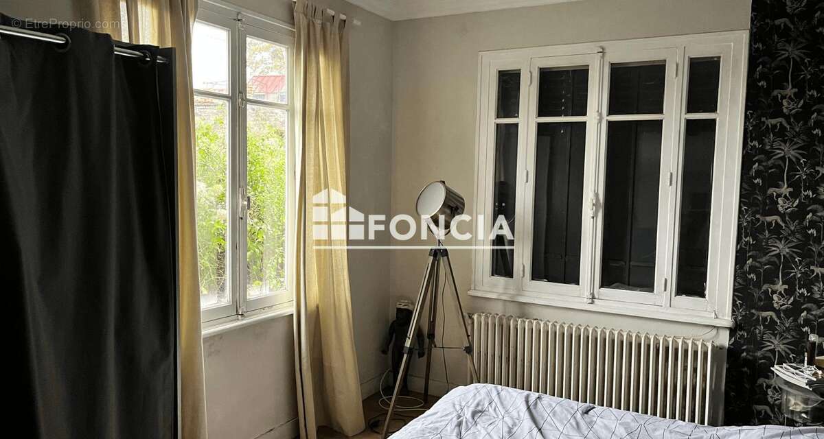 Maison individuelle de trois chambres idéalement située sur les hauteurs du quartier de Velotte - photo 3