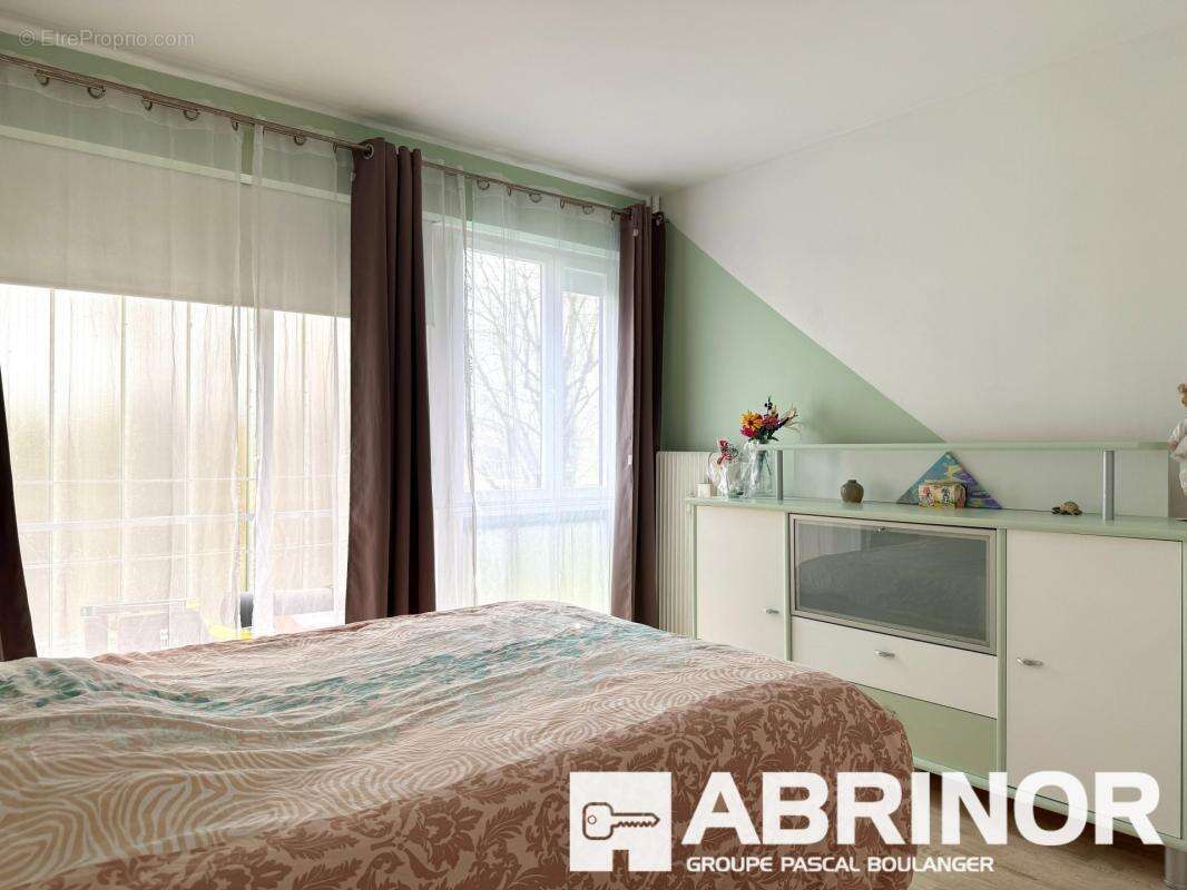 Superbe T4 traversant 81 m² — vue étang & tour Perret, plein sud  Résidence Parc de Beauvillé, Amiens - photo 4